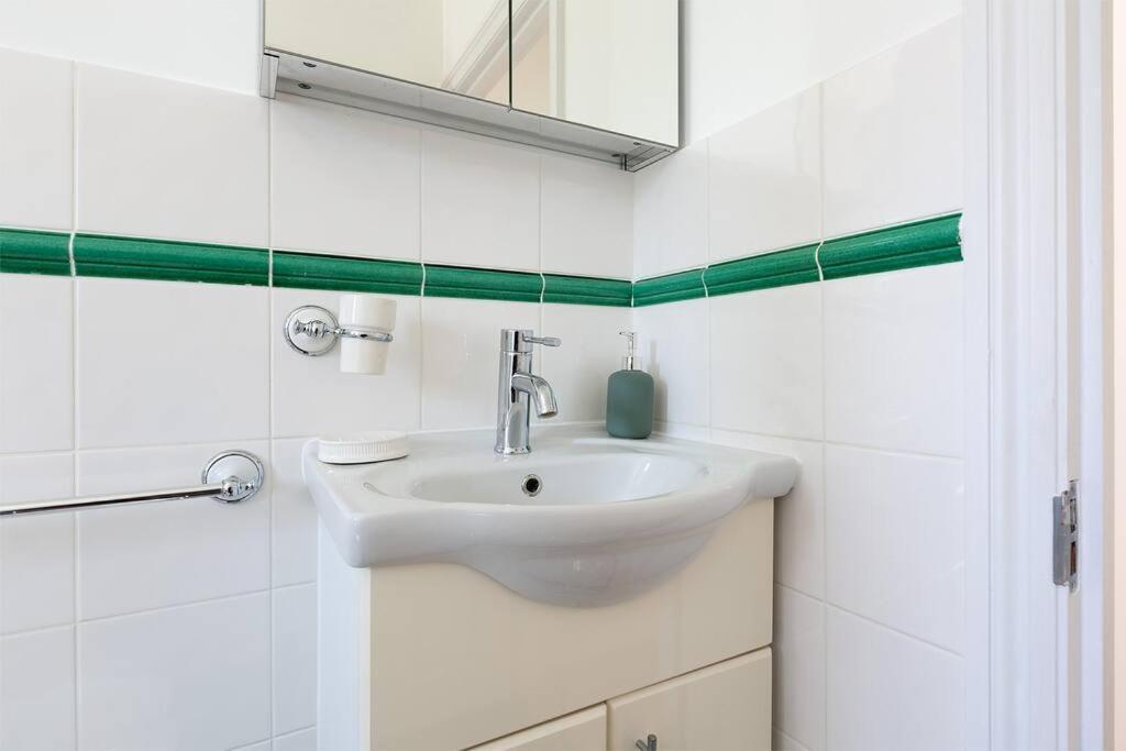 Spacious 3 Bedroom Flat With Terrace Λονδίνο Εξωτερικό φωτογραφία